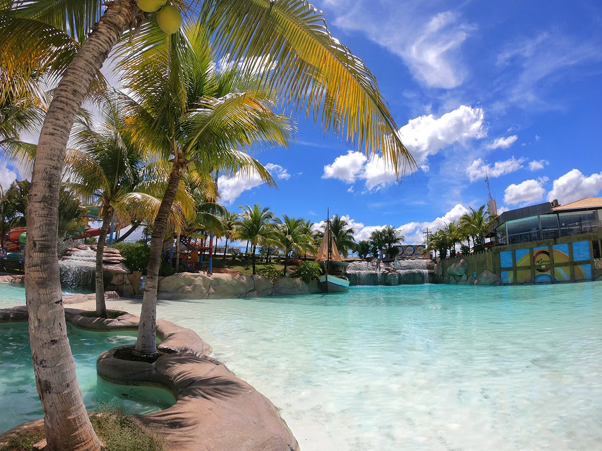Caldas Novas — piscina de águas termais e coqueiros