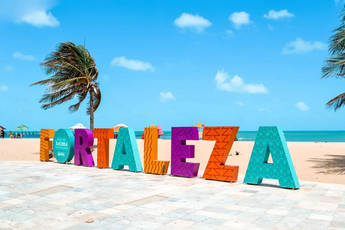 Fortaleza — letreiro turístico na praia